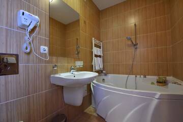 Фото номера Суперлюкс с доступом в спа-центр Отель Hotel O3Zone г. Бэиле-Тушнад 4